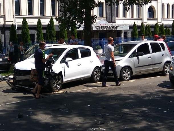 5 автомобилей столкнулись в центре Ставрополя - есть пострадавшие