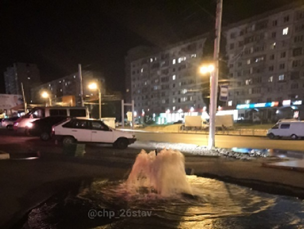 Необычный и неожиданный фонтан начал бить прямо посреди улицы в Юго-Западном районе Ставрополя