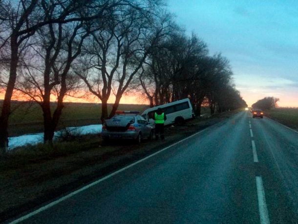 Три человека погибли в столкновении «ВАЗ» с микроавтобусом на Ставрополье