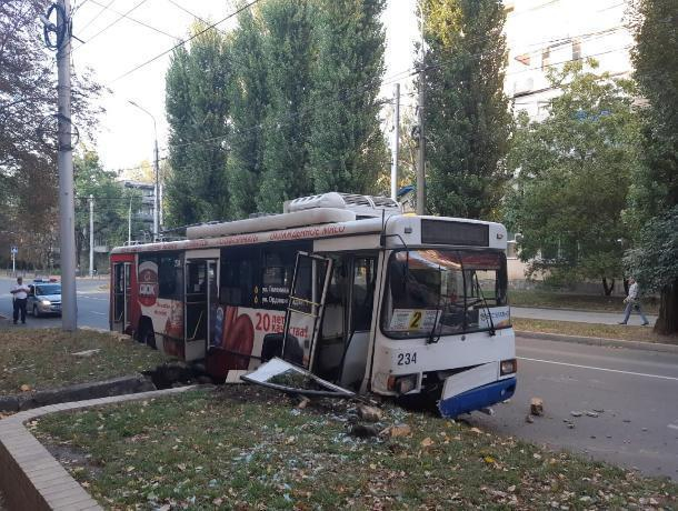 В Ставрополе троллейбус снес кирпичный парапет