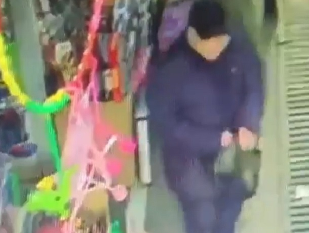 Мужчина украл женскую сумку с прилавка и попал на видео в Пятигорске