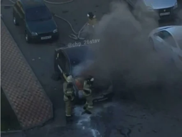 В Ставрополе на парковке загорелся автомобиль