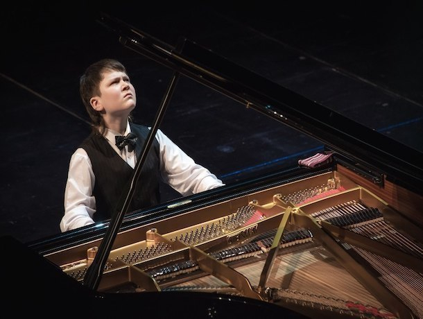Новое фортепиано вместо уничтоженного паводком решили купить власти юному таланту Ставрополья после скандала в прессе