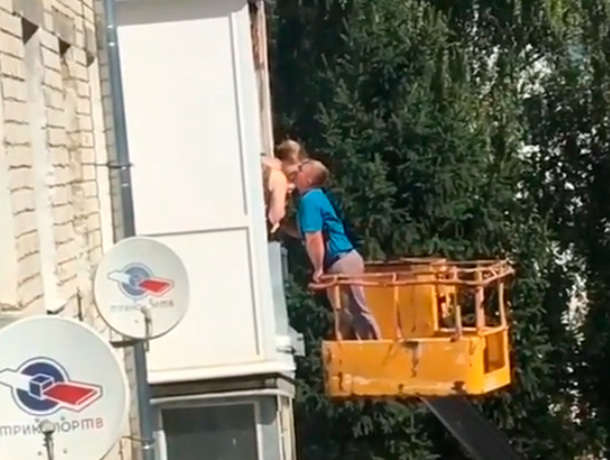 Самое романтичное извинение: житель Ставрополя устроил настоящее шоу во дворе многоэтажки