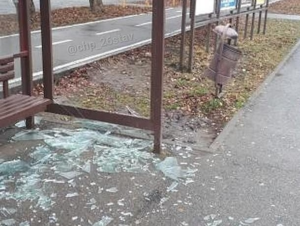 Неизвестные вандалы разбили новую остановку в Ставрополе