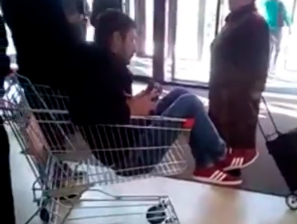 Мужчина требовал покатать его в продуктовой тележке по рынку в Ставрополе