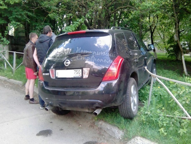 «Ниссан» снес железные ограждения на дороге в Ставрополе