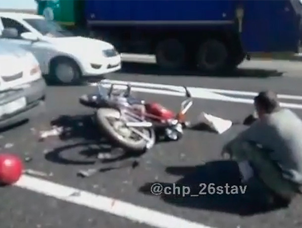 Пилот мопеда врезался в автомобиль на Ставрополье