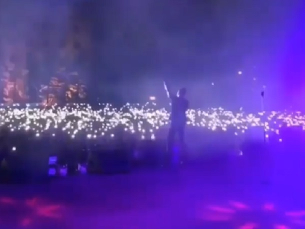 Тысячи зрителей устроили «шоу огней» на концерте Сергея Лазарева в Ставрополе