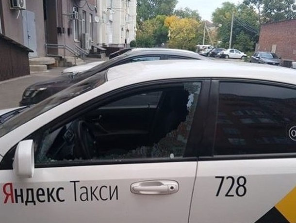 «Утро началось не с кофе»:  вандалы разбили стекла в шести припаркованных у домов машинах в Георгиевске