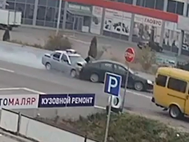 Жёсткое ДТП машины полицейских и иномарки попало на видео на Ставрополье
