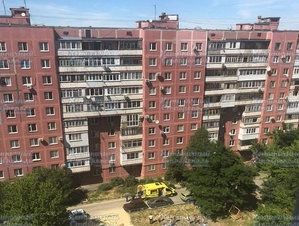 Молодой человек упал с крыши многоэтажки в Ставрополе