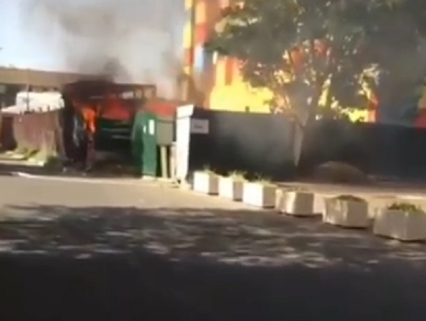 Пожар возле «лего-домика» на проспекте Кулакова в Ставрополе попал на видео