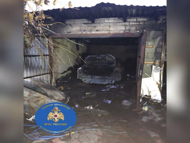 На Ставрополье в гараже загорелся автомобиль