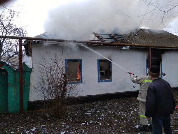 86-летняя пенсионерка погибла под рухнувшей крышей в страшном пожаре на Ставрополье