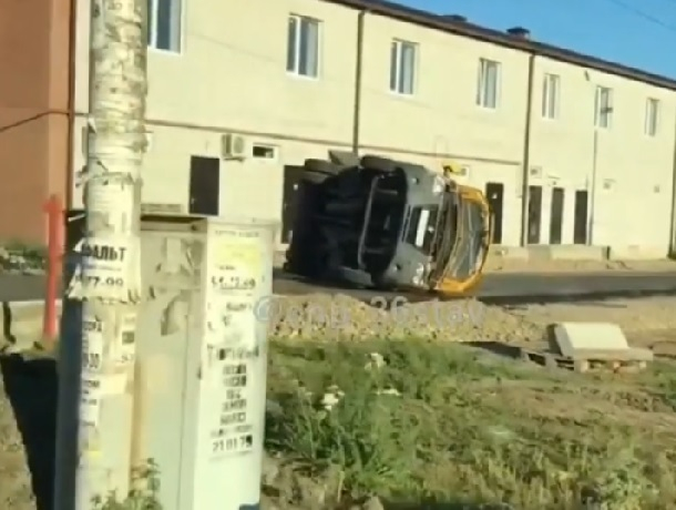 Пассажирская «Газель» перевернулась после ДТП с «Шевроле» под Ставрополем