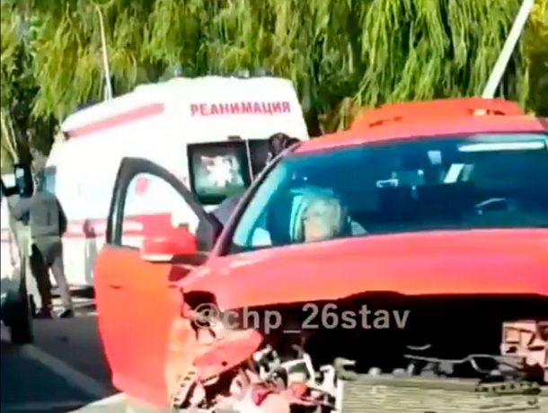 Последствия ДТП с «Фордом» попали на видео в Ставрополе - к месту прибыл реанимобиль