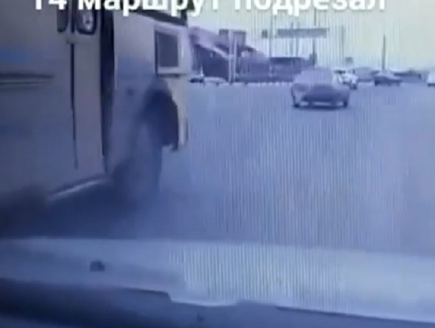 Маршрутный автобус нагло «подрезал» автомобиль во время активного дорожного движения в Ставрополе