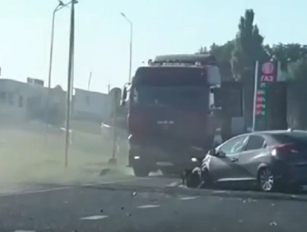 Большая пробка собралась из-за ДТП под Ставрополем и попала на видео