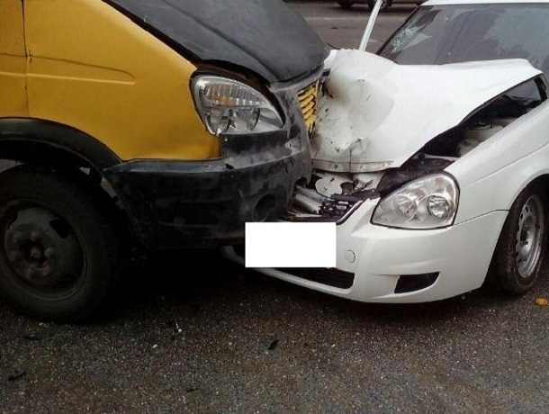 Три человека серьёзно пострадали в столкновении трёх авто в Ставрополе