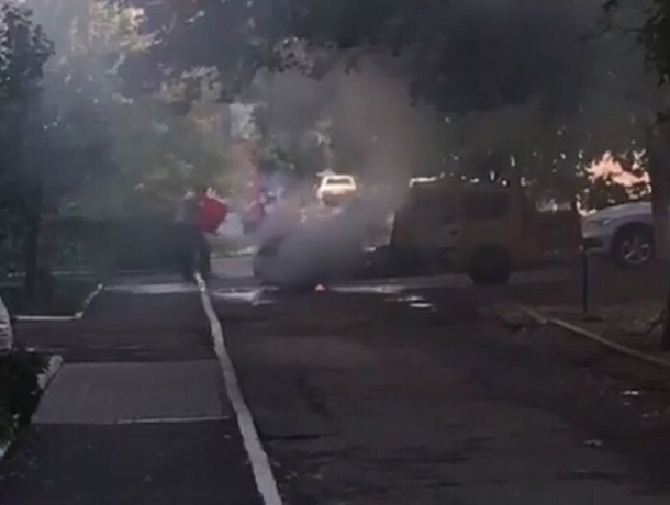 Ставрополец судорожно тушил загоревшееся авто, пока очевидцы равнодушно снимали происходящее на видео