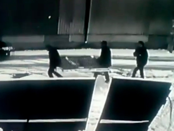 Кража металлических ворот в Ессентуках попала на видео