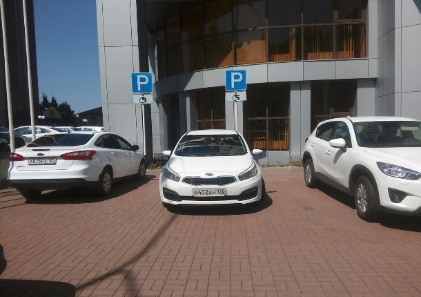 Паркуюсь как хочу: владельцы иномарок не постеснялись занять все места для инвалидов около банка в Ставрополе