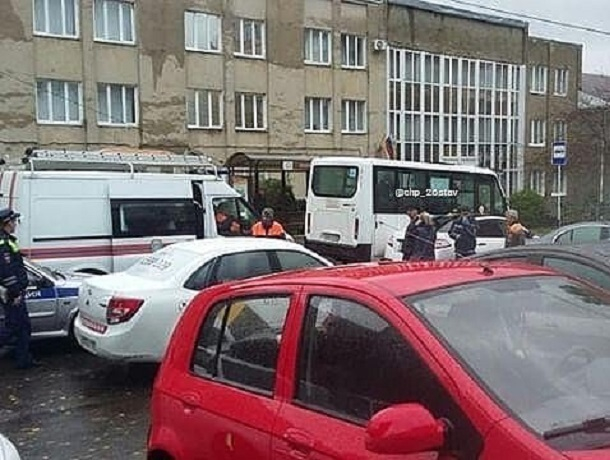Иномарка столкнулась с маршруткой и заблокировала в салоне пассажиров в Ставрополе