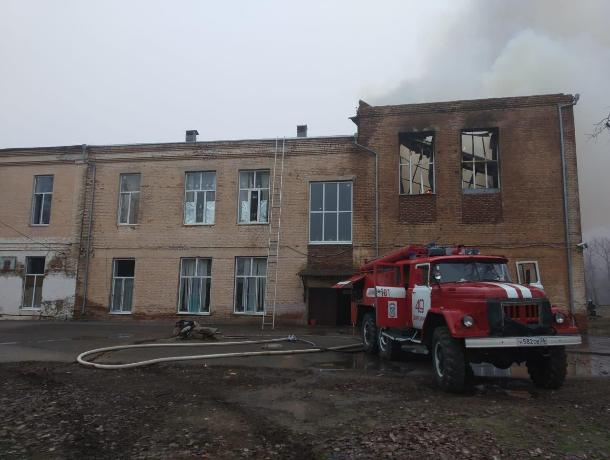 На Ставрополье загорелось здание школы