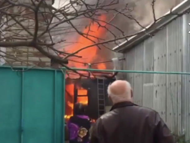На улице Севрюкова в Ставрополе загорелся дом