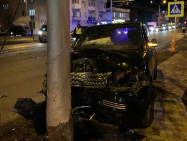 Машина губернатора Ставрополья врезалась в столб