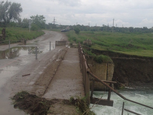 Мост рядом с Новотроицким водохранилищем разваливается и скоро может обрушиться, - жители Ставрополья