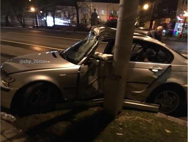 Очевидцы сняли на видео последствия столкновения BMW со столбом в центре Ставрополя