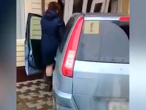 Женщина на иномарке въехала в административное здание на Ставрополье