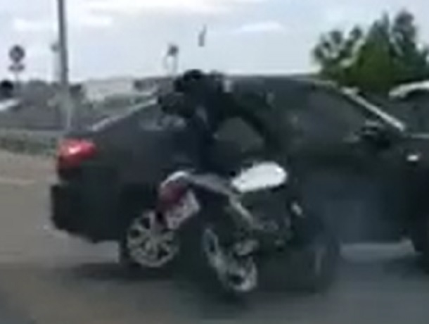 Появилось видео страшной аварии с участием мотоциклиста в Пятигорске