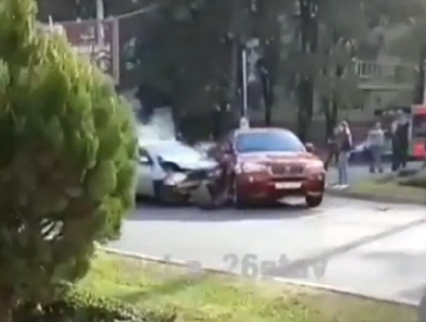 Элитная BMW столкнулась с легковушкой на перекрестке в центре Ставрополя