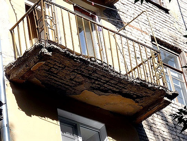 По факту обрушения балкона в Кисловодске следственные органы начали проверку