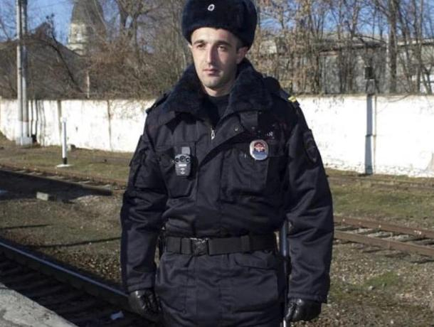 Полицейский из Пятигорска спас упавшего на рельсы перед поездом пенсионера