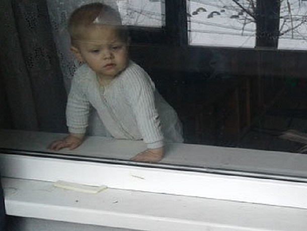 2-летний ребенок запер мать на балконе 3-его этажа в Ставрополе