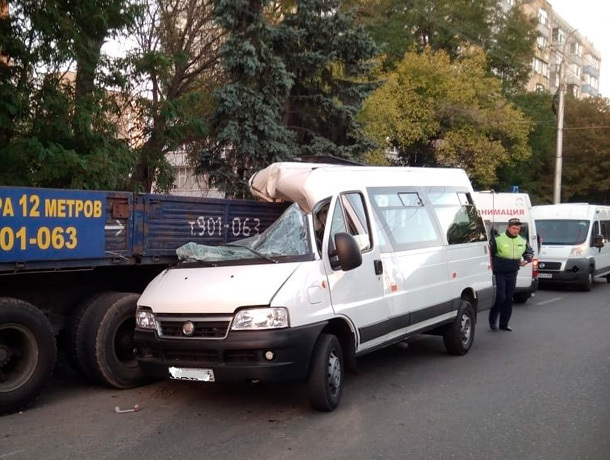 Ослеплённый солнцем водитель маршрутки врезался в ЗИЛ‍ в Ставрополе