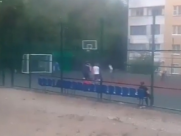 Футбольные ворота на площадке рухнули на ребенка в Кисловодске