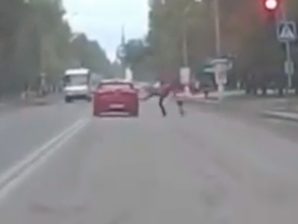 «Два дебила - это сила»: пешеход с ребенком прыгнул на двигавшийся автомобиль на Ставрополье