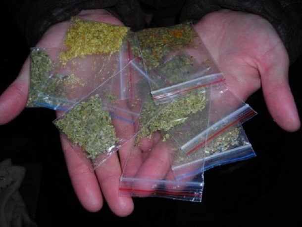 Почти 30 разовых доз синтетического наркотика нашли полицейские у дилера на Ставрополье
