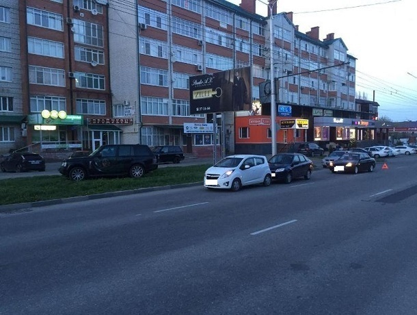 Неопытная девушка-водитель на элитной иномарке устроила ДТП с четырьмя авто в Ставрополе