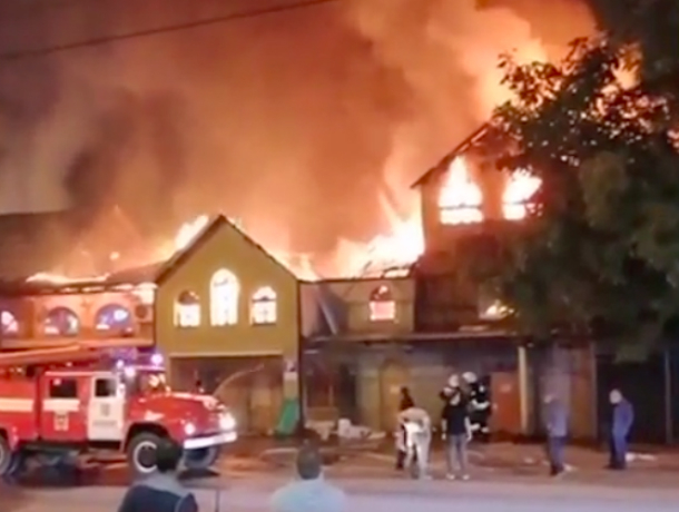 Очевидцы сняли на видео страшный пожар в Пятигорске