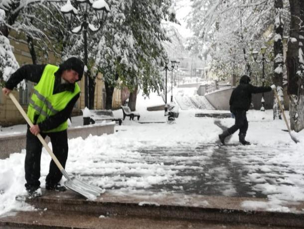 В Кисловодске убирают первый снег