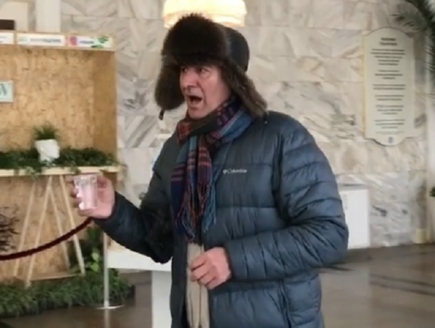 Булат Макаев внезапно спел для посетителей нарзанной галереи