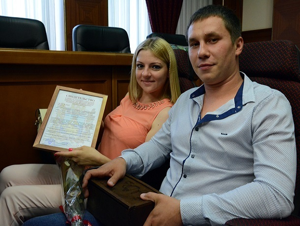 Сразу несколько семей получили жилищные сертификаты в Ставрополе