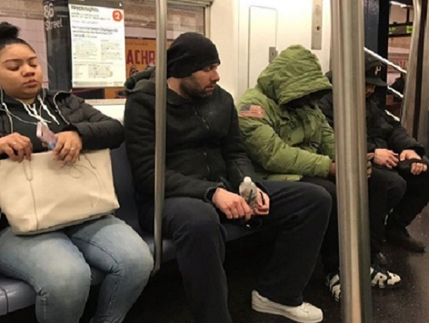 Юморист из Пятигорска Семен Слепаков объявил конкурс на самый смешной комментарий его фото в нью-йорском метро