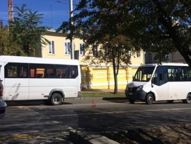 Две маршрутки с пассажирами побились в ДТП в Ставрополе — женщину увезла «скорая»